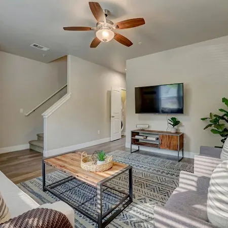 Deluxe Serene Home With Centralized Ac And Near Grocery